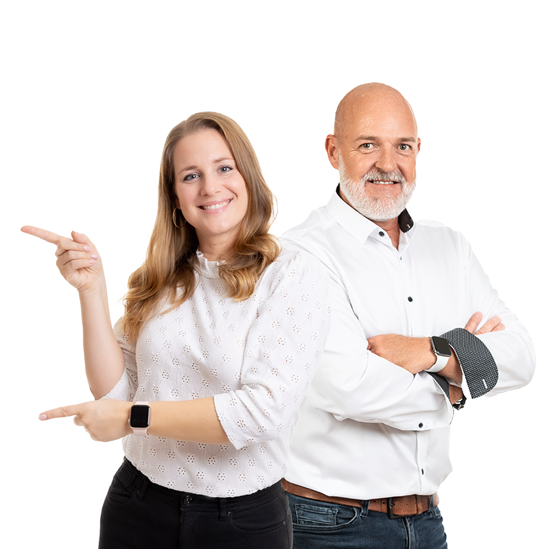 Sabrina und Johannes Rücken an Rücken lächeln in die Kamera